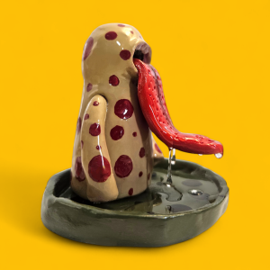 Figurine inspirée de la tryphophobie, une création unique en argile polymère. Un cadeau original pour les amateurs d’art étrange.